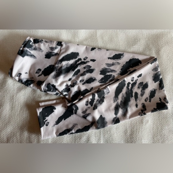 Onzie Pants - Onzie black and white abstract high rise leggings